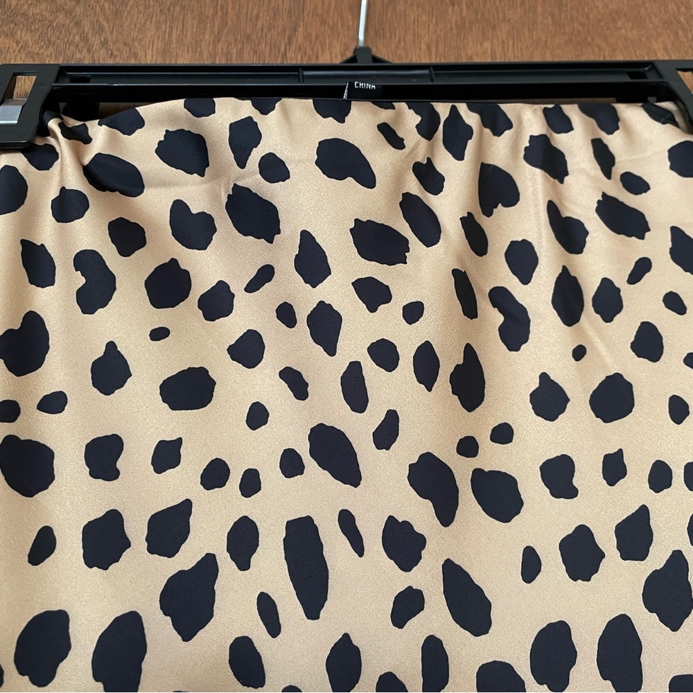 Leopard print size L skirt feels silky. Brand new tags on.